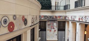 The David Collins Studio in London asked me to create a wall mosaic in the hotel’s patio : an openair space, located in the centre of London in front of the Thames.