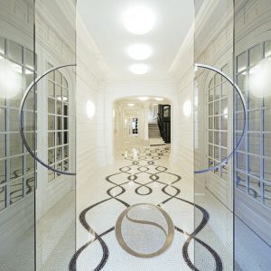 Groupama Immobilier entrusted Mathilde Jonquière to create a tailor-made mosaic floor for the entrance hall of an haussmannian building located rue Boudreu in the 9th district in Paris. Photo © Thierry Favatier.