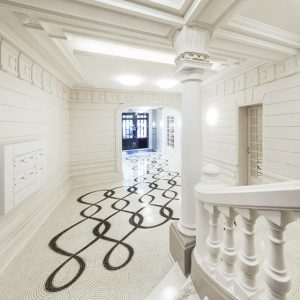 Arte Charpentier agency wished to celebrate this parisian location called the «  Cercle Opéra » by asking french artisans to bring it out. Mathilde Jonquière, as one of them, decided to reveal the essence of its identity through a sophisticated and graphic mosaic floor.