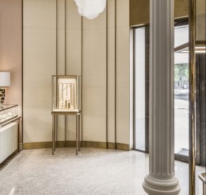 Mathilde Jonquière, mosaic artist, may 2019, Cartier Serrano store, Madrid. The marble paving at the entrance of the store becomes the threshold between the reality and the magic. From the entrance, the eyes get into beautiful organic shades of two marble pieces in pink, beige and cream white colors, then meet the fresco and its tale, as a true call for dreaming.