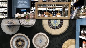 Mathilde Jonquière, mosaic artist, September 2019, La Petite Grande Épicerie de Paris, Saint-Lazare railway station. On this occasion, the architects ask Mathilde Jonquière to create a mosaic fresco for the counter of this small 25 m2 area, designed with the idea of keeping an harmony with the two others 3 400m2’s Bon Marché Rive Gauche store and the 2800m2’s Rive Droite store in Passy street. 