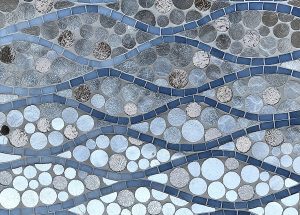 Mathilde Jonquière, mosaic artist, June 2022, 14m2 fresco for the Cartier store in Jeddah. The water set in blue between the sand and the sky is created in the manner of a 1910 Cartier brooch in the shape of a calisson. 