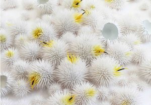 Mylinh Nguyen, sculptor, 2020, « Oursins balises », synthetic clay, dimensions 90 x 80 cm. The Oursins collection, hand-modelled spike by spike, gives rise to a series of sculptures, paintings and culinary installations.