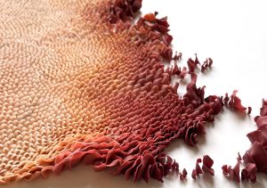 Mylinh Nguyen, sculptor, 2022, « Roses, on est bien peu de choses », synthetic clay, dimensions 45 x 40 cm. Modelling research project carried out in residence at the Villa Medici, based on the colours of the city of Rome.