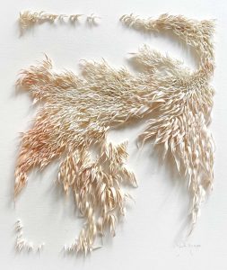 Mylinh Nguyen, sculptor, 2022, « Courant brûlé », synthetic clay, dimensions 39 x 22 cm. Inspired by a memory of a Finistère beach in winter, the Courants Contraires series creates a movement that suggests contradictory forces that can sometimes come together towards a common destination, like white water currents.