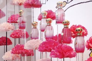 Following on from the scenography created at the Annick Goutal House -104 avenue des Champs Elysées – for the press launch of the eponymous fragrance, these windows are a testament of harmony with the perfum’s tones : light, flowery and colourful !