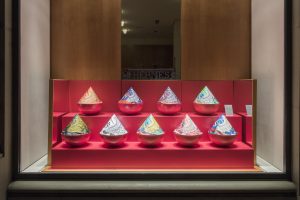 2017- To celebrate September, Soline d’Aboville create a colorful and joyful decor where collections, once again are twisted. Photos © Hermès Suisse