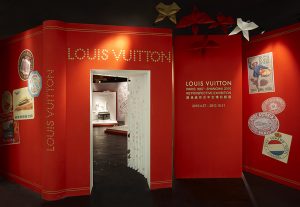 April-October 2010 – The scenography of the retrospective exhibition «  Louis Vuitton, Paris 1867 – Shanghai 2010 » invites visitors to enter the world of Universal Exhibitions and Louis Vuitton, walking through a decor made of 17 giant books.