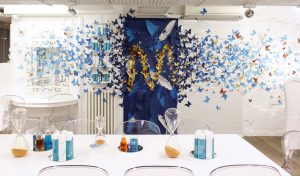 October 2018 – POP-UP STORE – MOROCCANOIL. At the Atelier Blanc in Paris, the accumulation of objects reminds us a curiosity cabinet, and the whiteness of the space gives something magic to look at. For the launch of the new Moroccanoil line, Color Complete, a thousand of butterflies invade the space, bringing a touch of poetry and lightness. 