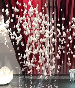 January 2015 – Soline d’Aboville presents her work “Multitude” on the occasion of the exhibition organized by Procédés Chénel. This installation, an immaculate nimbus composed of 450 facetted paper drops, unfolds to give the illusion of a cloud in suspension.