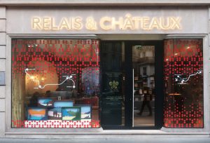 December 2018 – Relais & Châteaux. For the Holiday Season, Soline d’Aboville realized the Christmas decoration of Relais & Chateaux’s windows at the Opera Avenue shop in Paris. 