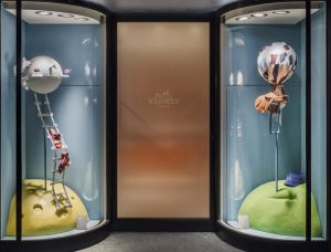 Soline d’Aboville, scenographer, January 2019, On hour way home from school, Hermès store, Genève. A railway guides one
through magic worlds where hot-air balloon are trees, barques are runner beans, where planets are made out of ice-cream or coco-nuts. Each decor shows colorfull and eye-catching mini-worlds telling harebrained tales…