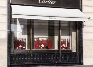 Soline d’Aboville, scenographer, January 2020, Chinese New Year,  Cartier windows, Champs Elysées flagship. For the 2020 Chinese New Year celebrations, Soline d’Aboville draws the windows display for the House Cartier by directly inspiring from the Chinese lanterns. These revisited lanterns become a strong graphic item that adorn the frontages.