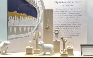 Soline d’Aboville, scenographer, December 2019, Christmas 2019 windows, Chopard. The little sculpted bear invites the passer-by to visit this marvellous universe.