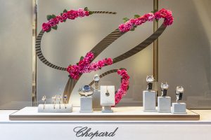 Soline d’Aboville, scenographer, June 2020, Chopard Spring-Summer 2020 window animations. Soline d’Aboville pursues its collaboration with the House of Chopard and dresses up with flowers for the summer of 2020, the brand’s iconic C. 