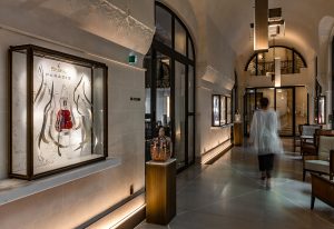 Soline d’Aboville, scenographer, June 2021, Paradis Summer 21 windows, Maison Hennessy, Hôtel Lutetia, Paris. To celebrate spring and the reopening of the restaurants, Hennessy offers visitors a display of Paradis cognac in one of the interior windows of the Lutétia hotel in Paris.