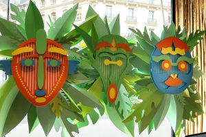Soline d’Aboville, scenographer, June 2022, Spring/Summer 2022 window display, Relais & Châteaux, Paris. Soline d’Aboville proposes to the famous Maison d’art de vivre, giant masks inspired by the destinations of the association’s network which are presented before a generous jungle background. 