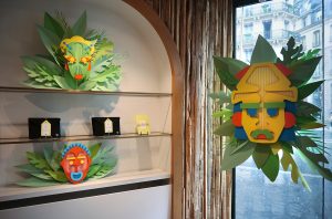 Soline d’Aboville, scenographer, June 2022, Spring/Summer 2022 window display, Relais & Châteaux, Paris. Soline d’Aboville proposes to the famous Maison d’art de vivre, giant masks inspired by the destinations of the association’s network which are presented before a generous jungle background. 