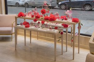 William Amor, upcycling artist, floral creation for the launching of Mon Guerlain, Bloom of Rose fragrance, March 2020. Windows of the Guerlain 356, rue Saint-Honoré Paris store. © photo Pierre et Gilles