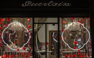 William Amor, upcycling artist, floral creation for the launching of Mon Guerlain, Bloom of Rose fragrance, March 2020. Guerlain windows of 68, Champs-Elysées store.