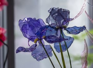 From 19th of September to 29th of October 2020, William Amor Exhibition in the Guerlain store, floor -1, 68 Avenue des Champs Elysées, 75008 Paris. The House of Guerlain invites the artist to exhibit his creations created between 2015 and 2020.  Detail: iris. 
