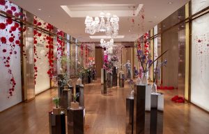 From September 19 to October 29, 2020, William Amor exhibition in the Guerlain boutique, space -1, 68 Avenue des Champs Elysées, 75008 Paris. Overview of the exhibition. 