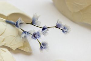 William Amor, upcycling artist, creation of a floral brooch in recycled organza, ICICLE, November 2020. This small collection of silver brooches pays tribute to ICICLE’s natural materials and reveals the delicacy and poetry of William Amor’s creations.