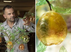 William Amor upcycling artist, the Maison Cointreau asked William Amor to interpret the aromas of its iconic orange liqueur, translated into four creations made from recycled materials. Oranges douces: plastic bottles and bags, polystyrene balls or fishing nets and ropes washed up on the beach. Installation for the Parcours du Carré Cointreau, Angers, September 2021.