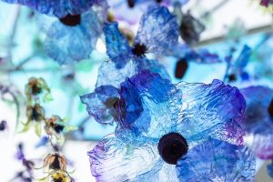 William Amor, upcycling artist, Floral installation “Les Bouteilles à la Mer”, Centre Beaugrenelle, Paris XV, from 7 April to 30 June 2022. These bottles collected from the public are poetically transformed by William Amor into a floral rainfall that plays on the diversity of ornaments, colours and transparencies.