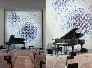 William Amor, upcycling artist, Creation of an artistic floral setting for the 100th anniversary of KPMG, Havas Event, Fondation Louis Vuitton, dimensions 6.29m. height x 5.30m. width, June 2023. © picture Havas Events – Jccaslot.