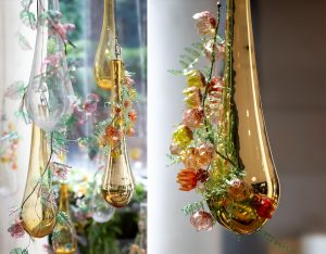 William Amor, upcycling artist, upcycled installation “Ondée messagère”, Passage du Havre, June 2025, Paris.  In his committed approach, William Amor transforms everyday plastic waste, water bottles, ropes and fishing nets, into poetic floral artwork. 