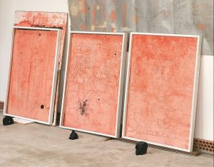 Nicolas d’Olce, Séquelles planétaires roses 2, 3, 4, plâtre, fibre de verre, résine acrylique, teintes à l’eau, pigments, 2022, 163 cm x 197 cm, pièce unique