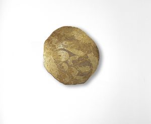 Mathilde Jonquière, Météorite
oeuvre en mosaïque, tesselles d’or 24 carats, 2023, Ø 60 cm, pièce unique