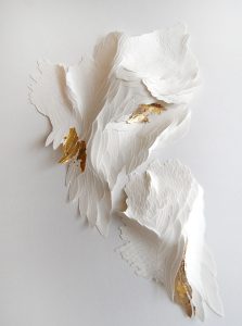 Valérie Henry – House of Talent, vente d’œuvres d’art contemporaines. Angèle Guerre, Nu orné, papier incisé au scalpel et feuilles d’or, 2022, 39 cm x 54 cm, pièce unique