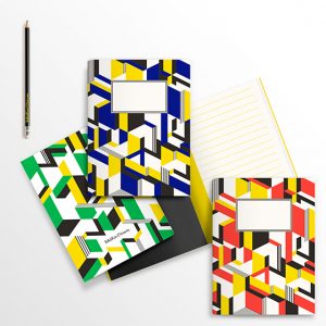 Le duo dessine une collection de carnets et de crayons d’étudiants aux motifs géométriques détonants. 