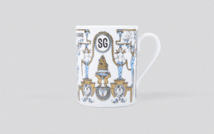 Décembre 2017 – l’école Berain – Sébastien Gaudard décide de lancer une édition limitée de 150 mugs en porcelaine, fabriqués par la prestigieuse maison Bernardaud. À projet d’exception, motif d’exception, que le célèbre pâtissier décide de confier à Ich&Kar. Les graphistes plonge dans les décors XVIIe…