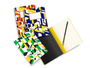Ich&Kar dessine une collection de carnets et de crayons d’étudiants aux motifs géométriques détonants. 