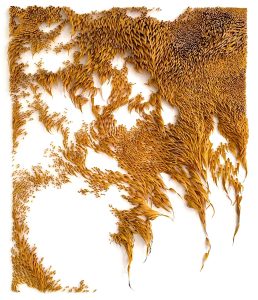 Mylinh Nguyen, sculptrice, 2021, « Courants contraires », argile synthétique, dimensions 90 x 80 cm. Inspirée d&rsquo;un souvenir de plage du Finistère en hiver, la série Courants Contraires invente un mouvement qui suggère des forces contradictoires pouvant, parfois, se rejoindre vers une destination commune à la manière des courants d&rsquo;eau vive.