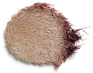 Mylinh Nguyen, sculptrice, 2025, « Fleurir II », argile synthétique, dimensions 45 x 40 cm. Le projet Fleurir raconte l&rsquo;histoire du mouvement comme un possible, un élan au sein duquel quelque chose d&rsquo;inattendu finit par advenir.