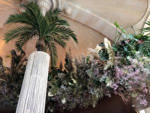 Marianne Guedin, installation végétale, septembre 2021, restaurant CoCo de l’Opéra Garnier, Paris. Création de nuages de fleurs et feuilles inspirée par Gatsby le Magnifique.