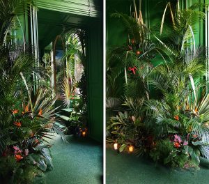 Marianne Guedin, scénographie végétale, « Jungle », septembre 2021, hôtel particulier, Paris. En jouant les trompes l’œil, les palmes et les fleurs emportent le spectateur dans l’univers du Douanier Rousseau. 