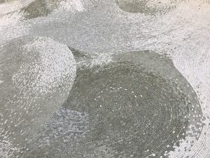 Création par Mathilde Jonquière d’un sol en mosaïque de marbre vert. « Ces ondes vertes rappellent les méandres de la Charente, les clapotis et les tourbillons d’eau ainsi que la risée du vent sur cette surface. En créant ces mouvements, je voulais que l’on se retrouve dans une matière fluide qui rappelle la liquidité du Cognac. Le choix de ces six nuances de marbre vert provenant du monde entier (Grèce, Italie, Asie, Turquie…) rappelle les verts de rivière et les camaïeux de verts luxuriant des arbres du jardin entourant le jardin d’hiver. » 