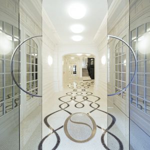 Groupama Immobilier confie à Mathilde Jonquière la création originale d’un sol en mosaïque sur mesure pour le hall d’entrée d’un immeuble Haussmannien rue Boudreau dans le 9e arrondissement. Photo © Thierry Favatier.