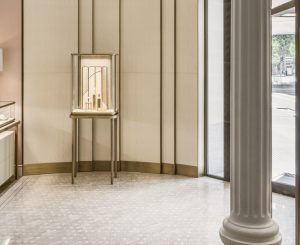 Mathilde Jonquière, artiste mosaïste, mai 2019, boutique Cartier Serrano, Madrid. Le pavement de marbre situé à l’entrée de la boutique se fait seuil entre le réel et le féerique. Depuis l’entrée , le regard s’investit en résonance avec les belles nuances organiques des deux marbres rose, beige et banc sucre, puis s’ouvre sur la fenêtre de la fresque et à son récit, comme un véritable appel au rêve.