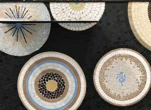 Mathilde Jonquière, artiste mosaïste, septembre 2019, La Petite Grande Épicerie de Paris, gare Saint-Lazare. Les architectes demandent à Mathilde Jonquière de créer cette fois-ci une fresque en mosaïque pour le comptoir de ce petit espace de 25 m2 dans l’optique de garder une unité avec les deux autres magasins Rive Gauche de 3 400m2 et Rive Droite rue de Passy de 2800m2.