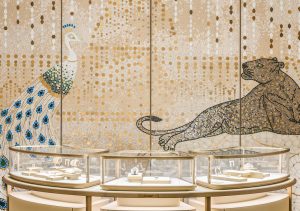 Mathilde Jonquière, artiste mosaïste, mai 2019, boutique Cartier Serrano, Madrid. Le pavement de marbre situé à l’entrée de la boutique se fait seuil entre le réel et le féerique. Depuis l’entrée, le regard s’investit en résonance avec les belles nuances organiques des deux marbres rose, beige et blanc sucre.