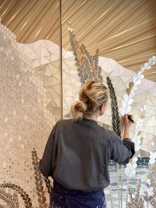 Mathilde Jonquière, artiste mosaïste, octobre 2021, fresque en mosaïque 16m2, boutique Cartier, Genève.