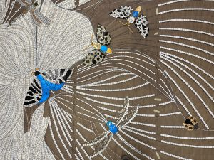 Mathilde Jonquière, artiste mosaïste, janvier 2022, fresque Bridal 9m2 pour la boutique Cartier à New-York. Mathilde Jonquière met en scène la dimension de la nature foisonnante de Central Park et s’inspire symboliquement de l’amour à travers la représentation de la flore et de la faune des bijoux Cartier. 