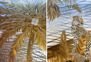 Mathilde Jonquière, artiste mosaïste, juin 2022, fresque 14m2 pour la boutique Cartier à Jeddah. Chaque élément de cette fresque, le sable, la mer rouge, le ciel, la skyline, le jet d’eau du roi Fahd et la végétation sont des- sinés avec minutie et magnifiés par les matériaux de tesselles d’or jaunes et blanches inspirés des bijoux Cartier. 