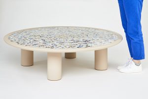 Mathilde Jonquière, artiste mosaïste, janvier 2023, création originale d’une table en picassiette pour Petit H, diamètre 130cm. Apparaît alors une mosaïque composée d’une myriade de points de toutes les couleurs, de touches d’or jouant et accrochant la lumière grâce à l’irrégularité du volume de l’assiette. Ces tesselles de porcelaine ont été déposées suivant un mouvement circulaire de la plus petite tesselle au centre vers la plus grande aux abords. 